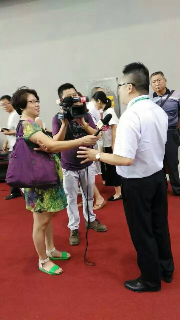 廣東電視臺(tái)正在采訪漆強(qiáng)化工總經(jīng)理張總