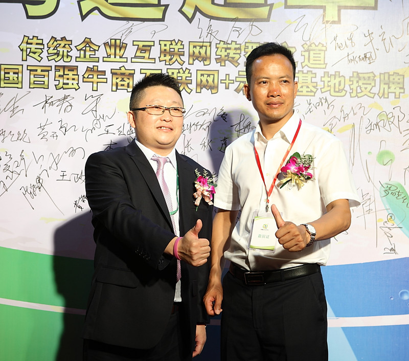 漆強總經(jīng)理張總（左）和單仁集團佛山分公司總經(jīng)理葉秋沃（右）