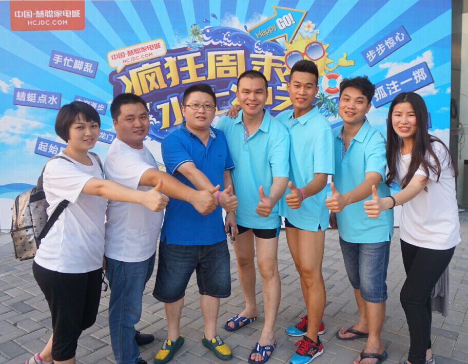 漆強化工總經理為參加水上沖關的隊員加油2