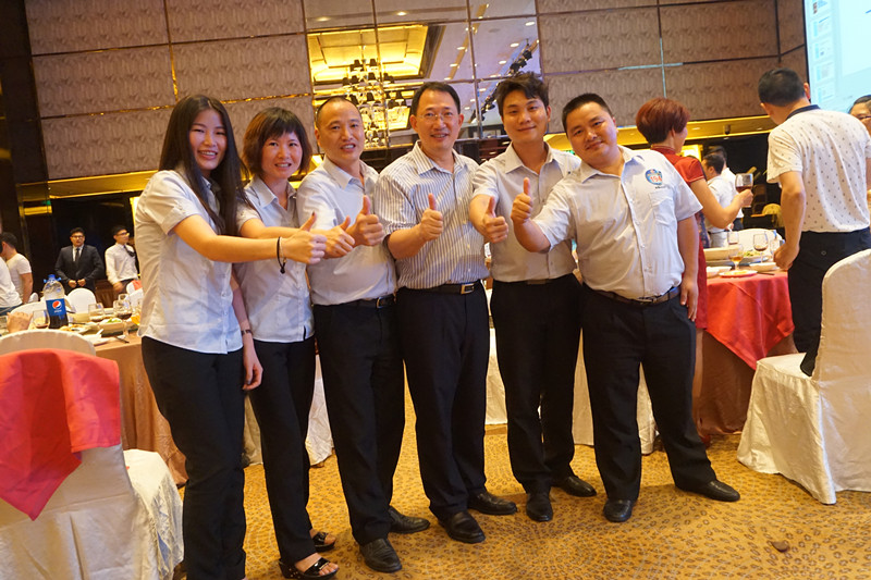 漆強化工網(wǎng)絡團隊與CCTV-2 央視財經(jīng)評論員、單仁資訊集團董事長單仁合影(右三)