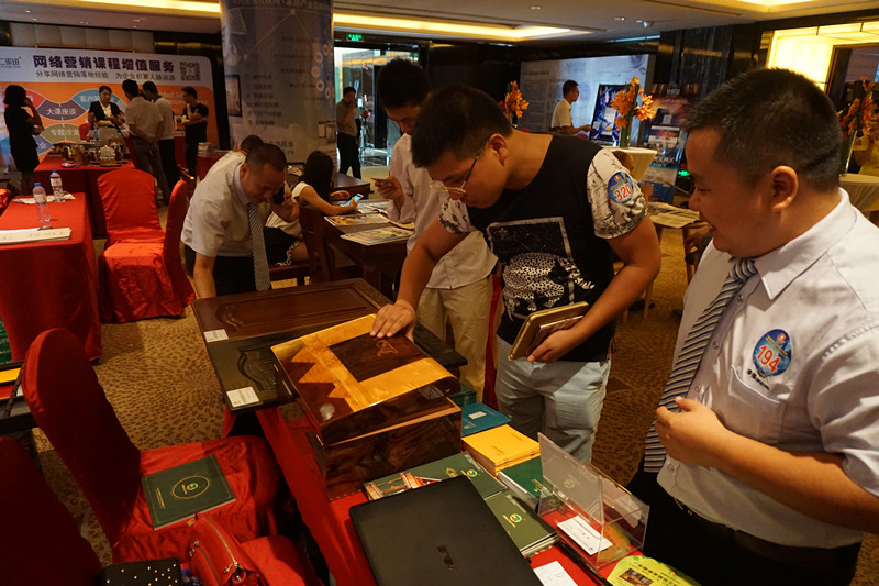 漆強化工為參展客戶講解產(chǎn)品