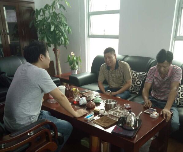 漆強化工業務蘇經理(左)與江西南康客戶(右)