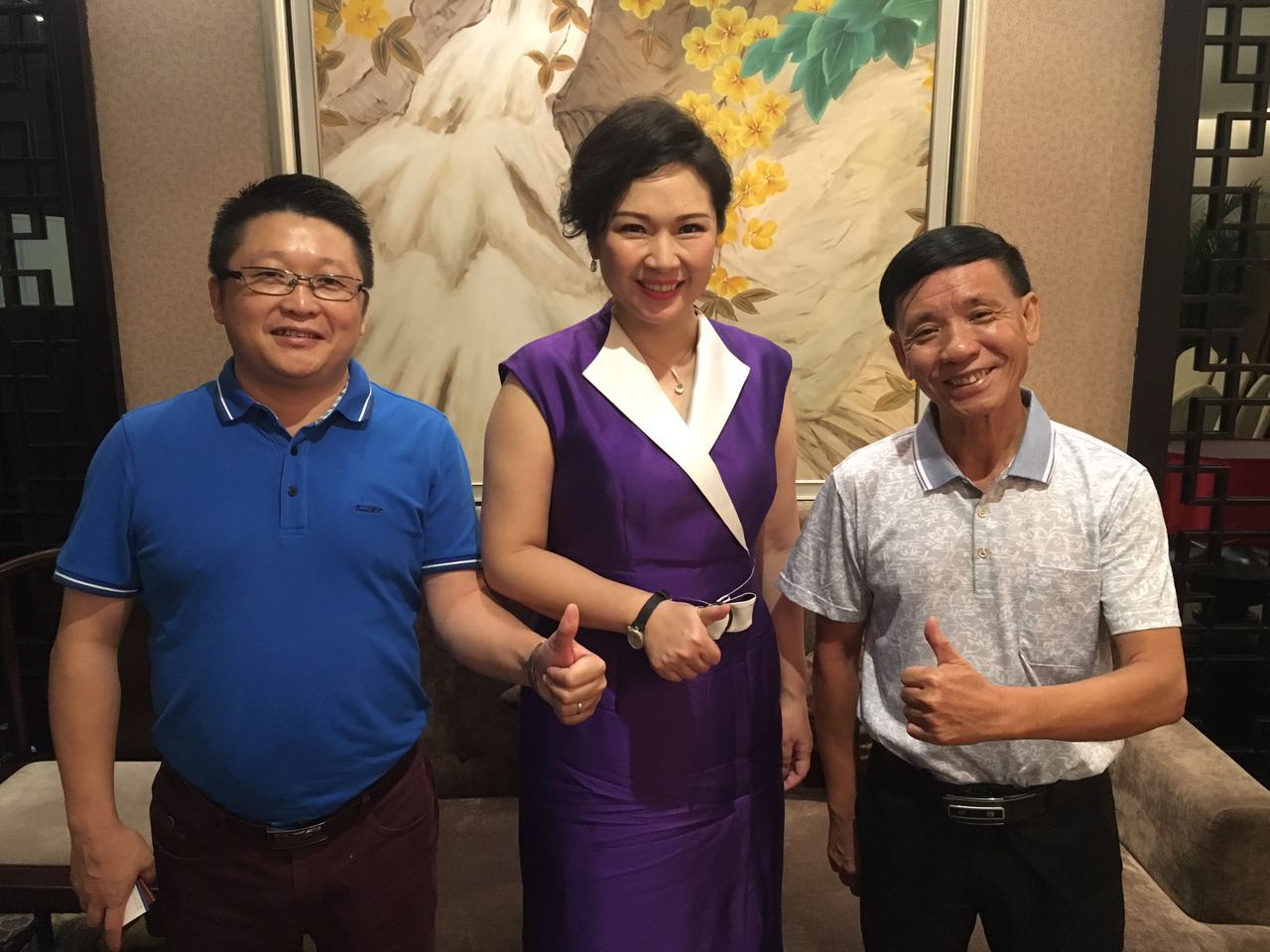 漆強化工總經理張文與蘭芳、胡景釗合影