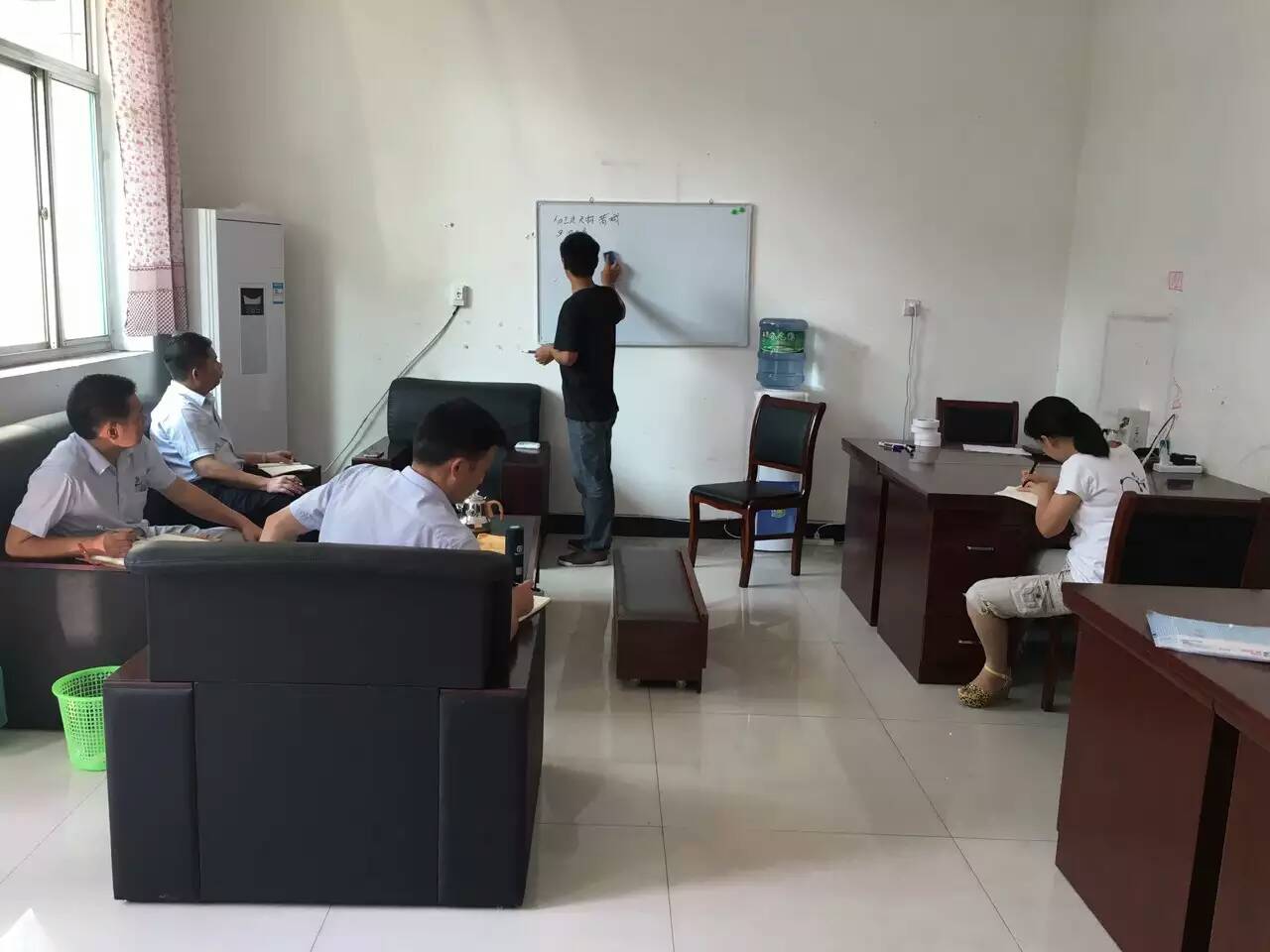 戴老師為漆強外省業務經理進行經銷商服務培訓