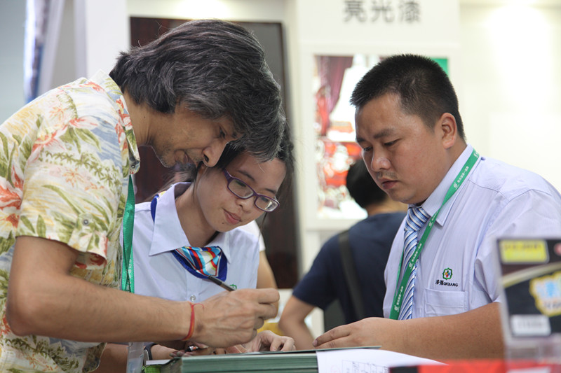 漆強化工家具廠在廣博會接待浙江客戶場面