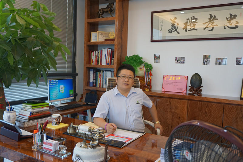 漆強化工家具漆廠家總經理張文先生