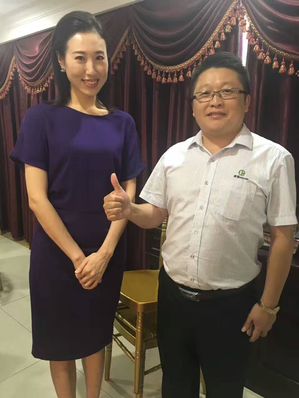 央視主持人夏善鎣（左）和漆強化工總經理張文（右）合影