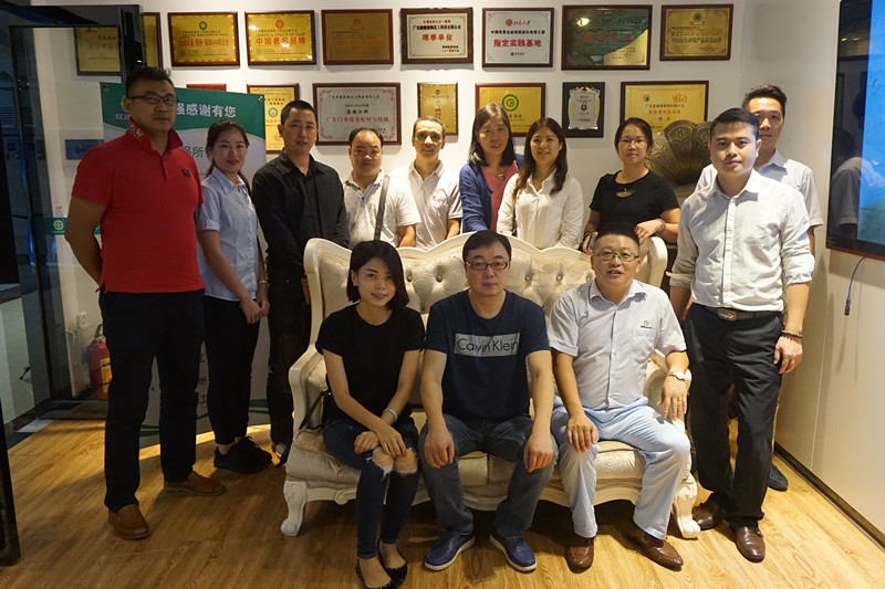 漆強化工張總和創品牌黃埔一期的同學合影