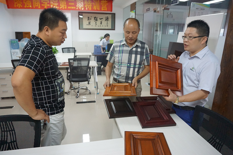 李會長和周理事被漆強水性漆所做的產品效果所吸引