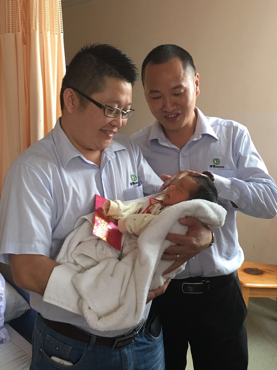 漆強化工總經理張文探望員工