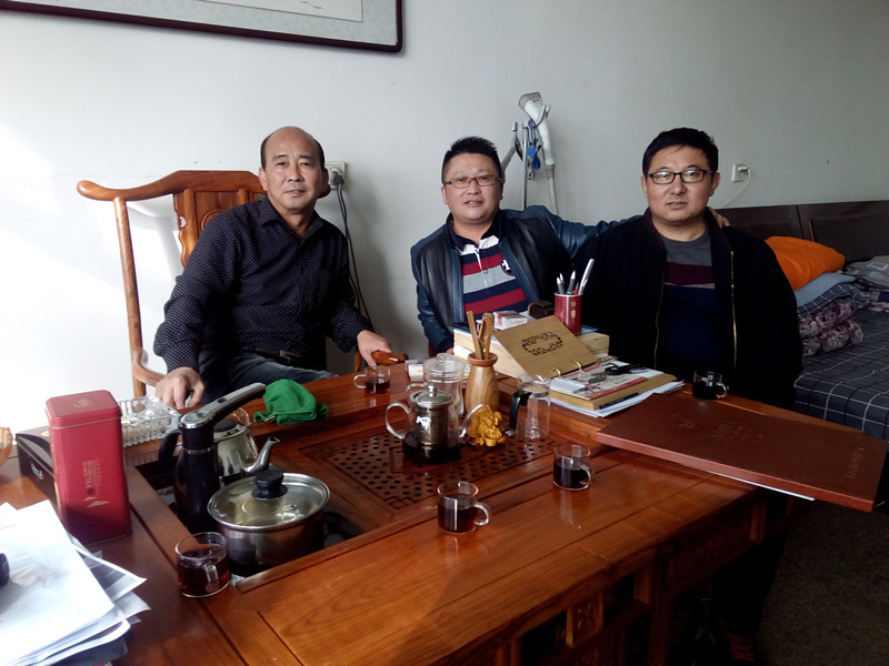 漆強化工總經理張文(中)與河北正定漆豐總代理房志堅（右）