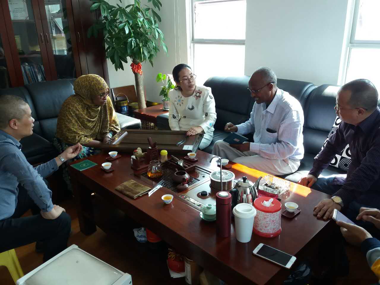 mohamud一行人來到了漆強化工生產基地參觀指導