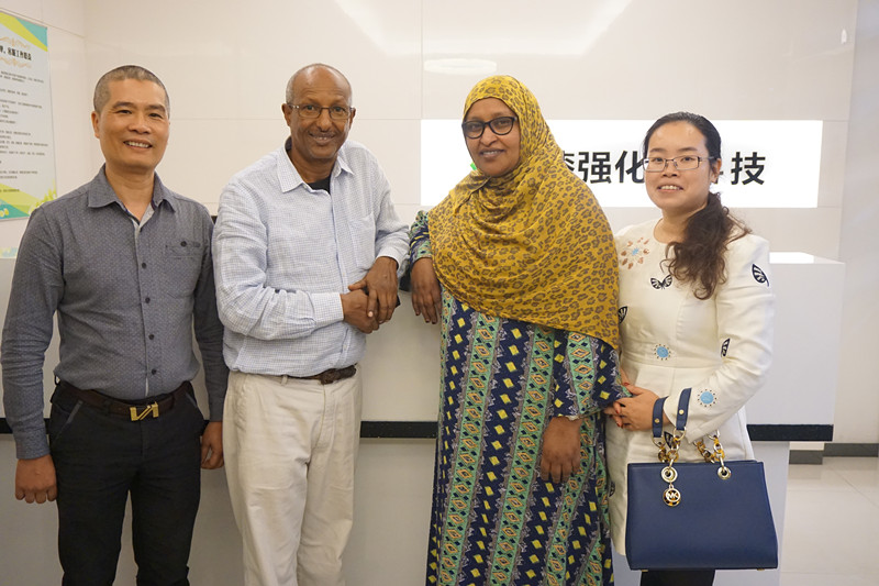 銷售經理黃茂勝（左一） mohamud（左二）一行人合影