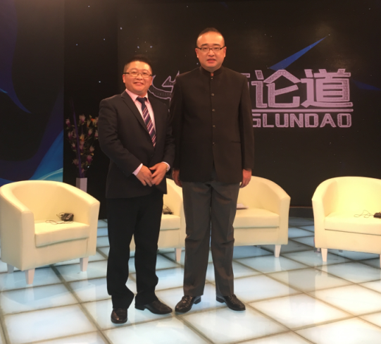 漆強總經理：張文(左)和央視主持人：朱軼(右)合影