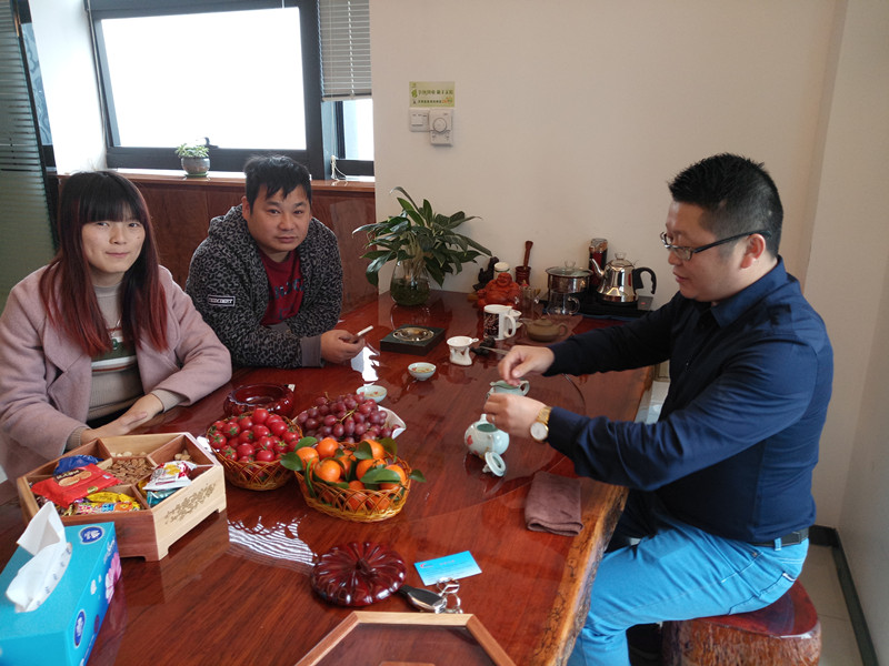 福建泉州陳總（左一）、曾總（左二）和漆強化工總經理張文（右一）