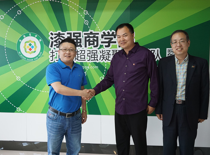 漆強(qiáng)化工總經(jīng)理張文（左）朝鮮鄭社長(zhǎng)（中）和遼寧沈陽(yáng)朝順貿(mào)易梁董（右）